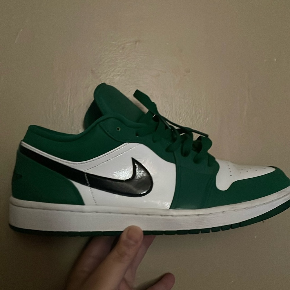 Jordan 1 pine green low size 11 askin for 220